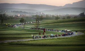 Csíkmadaras, 2015. május 23. A csíksomlyói búcsúra tartó felcsíki zarándokok Csíkmadaras határában 2015. május 23-án. MTI Fotó: Koszticsák Szilárd