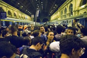 Budapest, 2015. szeptember 1. Illegális bevándorlók várakoznak Budapesten, a Keleti pályaudvaron 2015. szeptember 1-jén, hogy feljussanak a Németországba induló vonatra. MTI Fotó: Balogh Zoltán