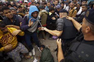 Opatovac, 2015. szeptember 22. Illegális bevándorlók tolakodnak a horvátországi opatovaci fogadótábor elõtt 2015. szeptember 22-én. Ezen a napon a délelõtti órákban újabb migránsáradat indult el Szerbiából. MTI Fotó: Balogh Zoltán