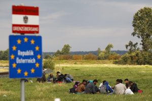 Heiligenkreuz, 2015. szeptember 14. Illegális bevándorlók a magyar-osztrák határnál, Heiligenkreuz határában 2015. szeptember 14-én. MTI Fotó: Varga György