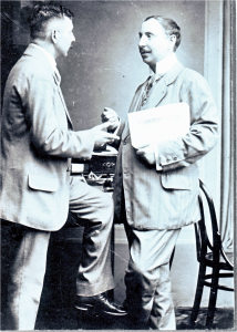 A Komáromi Ujság szerkesztőjeként barátjával, Fülöp Zsigmonddal 1913-ban