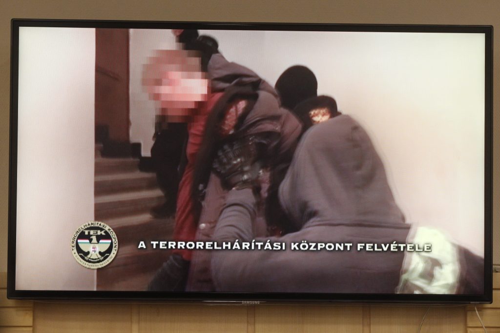 Budapest, 2016. október 20. A Teréz körúti robbantás feltételezett elkövetõjének elfogásáról készült videofelvételt vetítik le az elfogást bejelentõ sajtótájékoztatón a Központi Nyomozó Fõügyészségen 2016. október 20-án. Elõre kitervelten, több emberen, hivatalos személy sérelmére elkövetett emberölés kísérletével és robbanóanyaggal visszaéléssel gyanúsított meg a Központi Nyomozó Fõügyészség egy magyar állampolgárságú, ezidáig büntetlen elõéletû fiatalembert a Teréz körúti robbantással összefüggésben. MTI Fotó: Szigetváry Zsolt