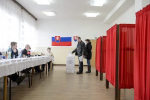 Gömöralmágy, 2016. március 5. Egy férfi leadja szavazatát a szlovákiai parlamenti választáson a felvidéki Gömöralmágyon 2016. március 5-én. Megközelítõleg 4,4 millió választópolgár 23 politikai pártra és mozgalomra, illetve azok közel 2900 képviselõjelöltjére adhatja le voksát. MTI Fotó: Komka Péter